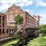 Chic One Bed Apartment- City Living In Converted Cocoa Warehouse York Parking