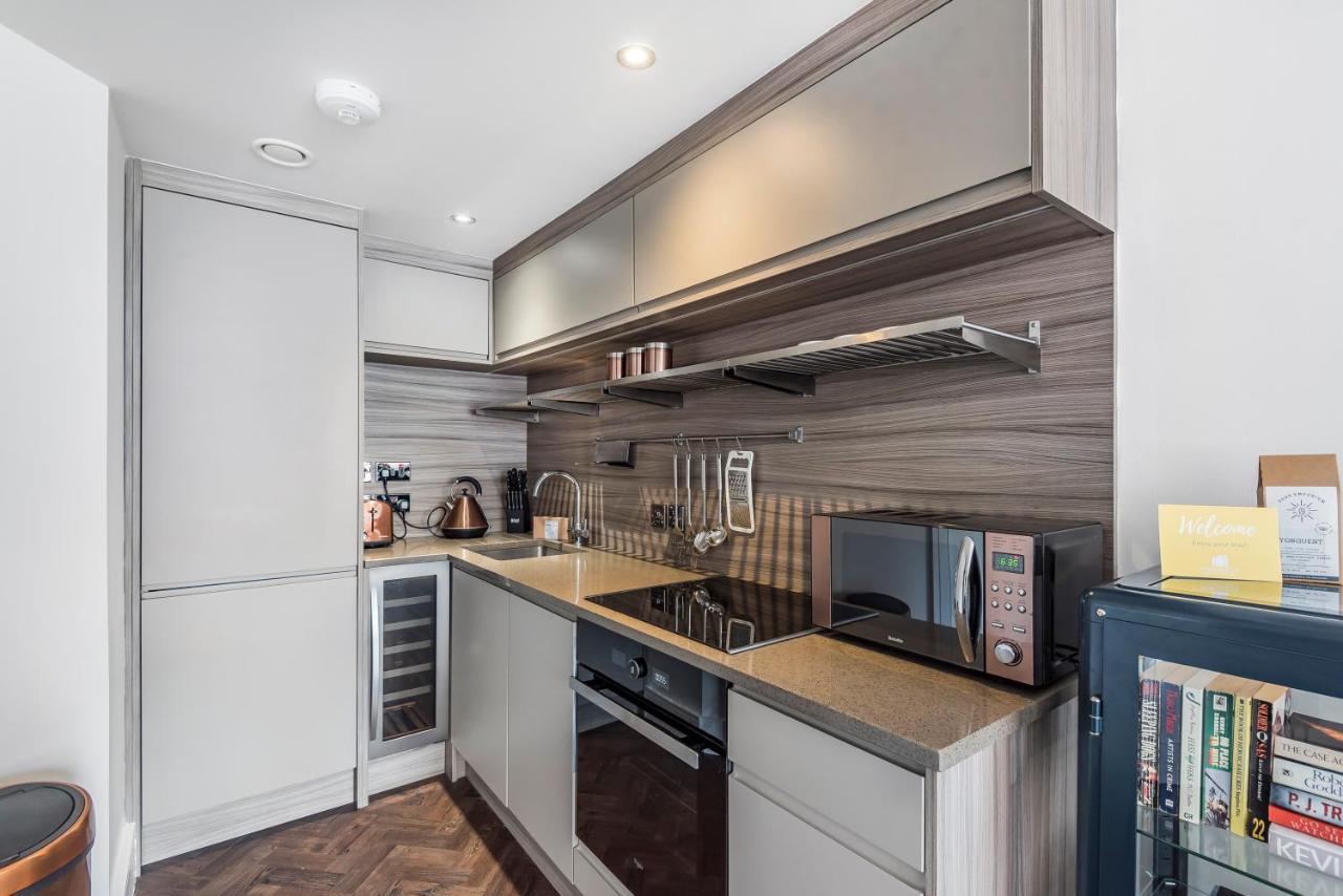 Chic One Bed Apartment- Living In Converted Cocoa Warehouse Parking Apartment